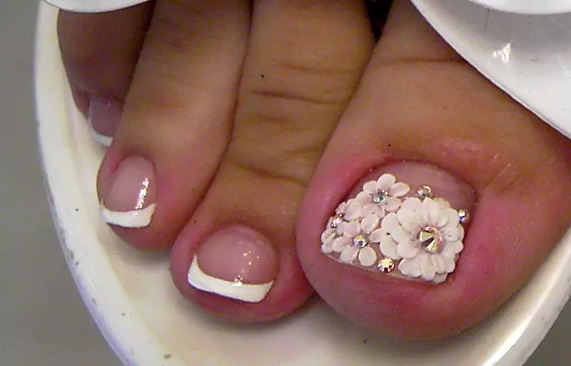 Pedicure with flowers (30 photos): design with a combination of two different flowers on the thumb 17265_15
