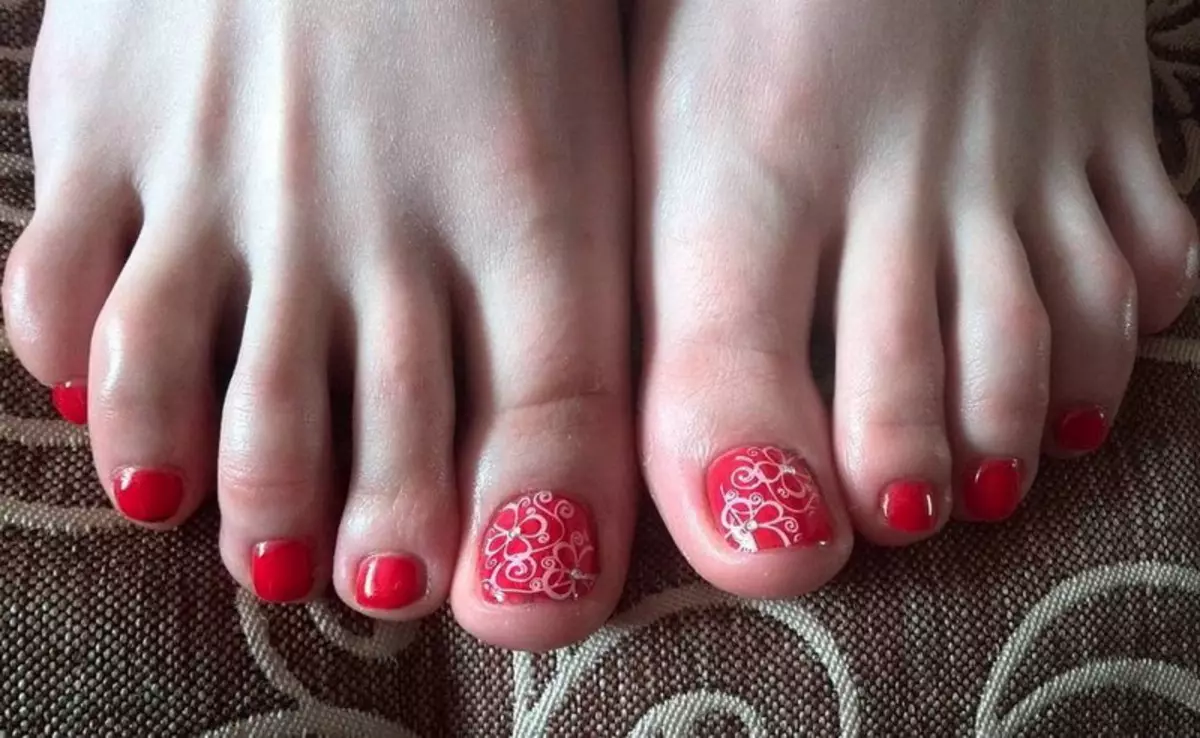 Móng chân với hoa (30 ảnh): thiết kế với sự kết hợp của hai bông hoa khác nhau trên ngón tay cái 17265_19