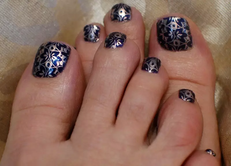 Móng chân với hoa (30 ảnh): thiết kế với sự kết hợp của hai bông hoa khác nhau trên ngón tay cái 17265_21