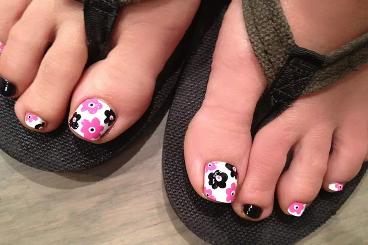 Pedicure with flowers (30 photos): design with a combination of two different flowers on the thumb 17265_9