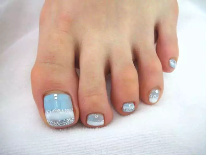 Blue pedicure (52 photos): design with varnish in a gentle white and blue color with rhinestones 17266_10