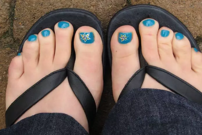 Blue pedicure (52 photos): design with varnish in a gentle white and blue color with rhinestones 17266_11