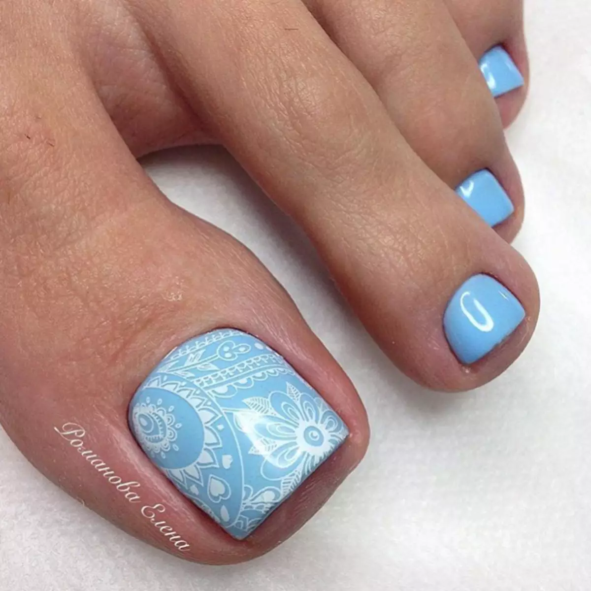 Blue pedicure (52 photos): design with varnish in a gentle white and blue color with rhinestones 17266_12