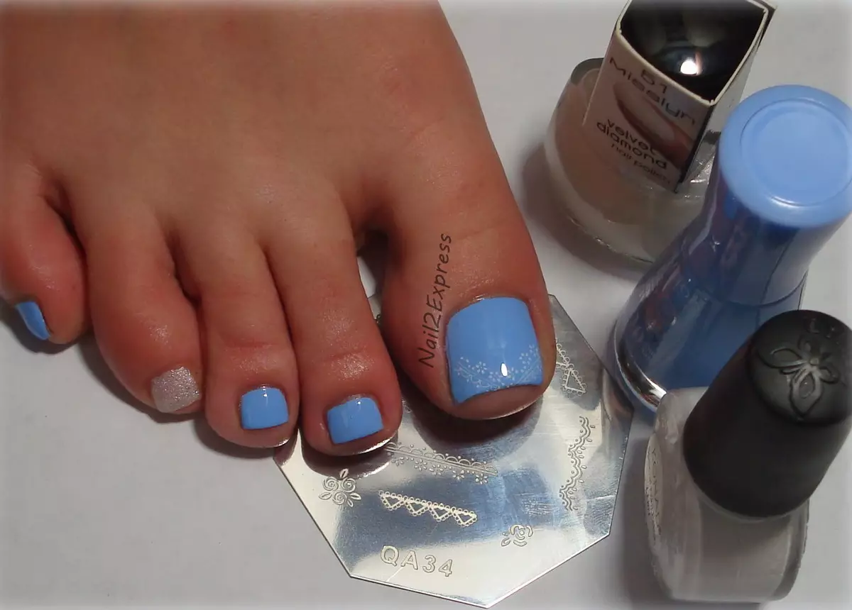 Blauwe pedicure (52 foto's): ontwerp met vernis in een zachte witte en blauwe kleur met steentjes 17266_14