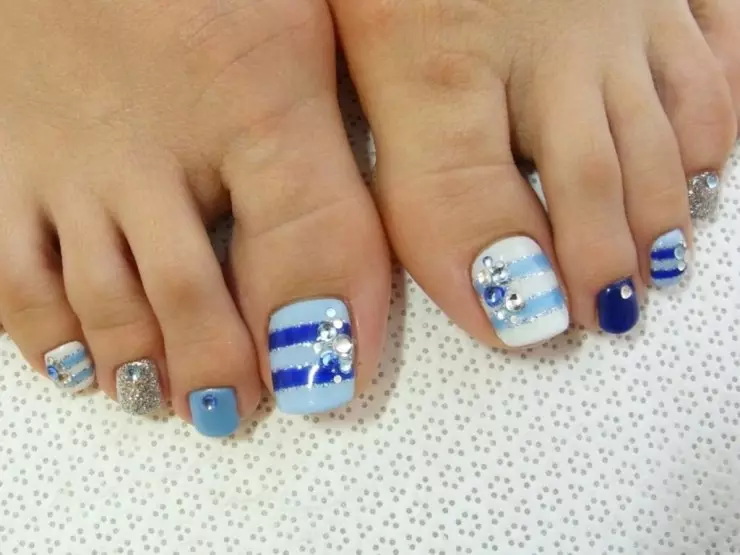 Blue pedicure (52 photos): design with varnish in a gentle white and blue color with rhinestones 17266_17