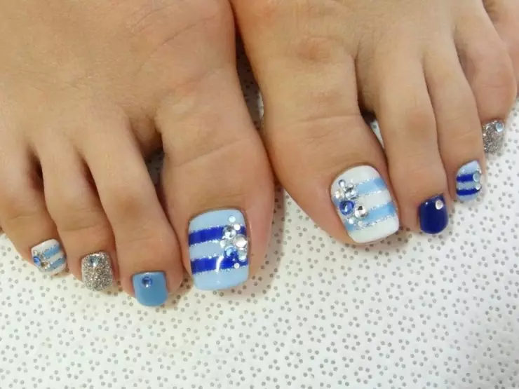 Blauwe pedicure (52 foto's): ontwerp met vernis in een zachte witte en blauwe kleur met steentjes 17266_17