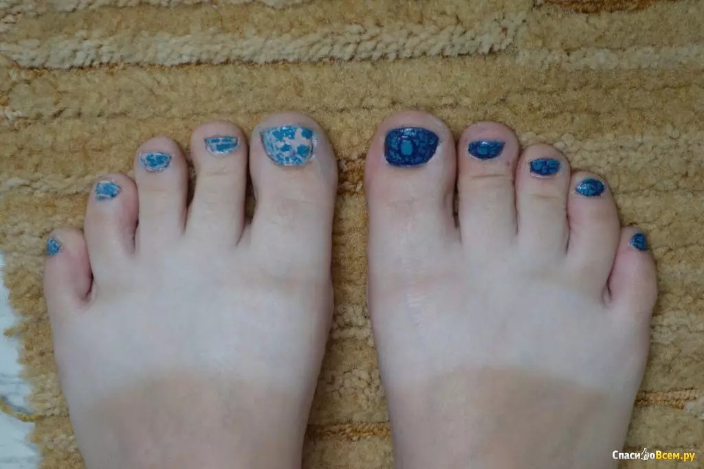 Blauwe pedicure (52 foto's): ontwerp met vernis in een zachte witte en blauwe kleur met steentjes 17266_20