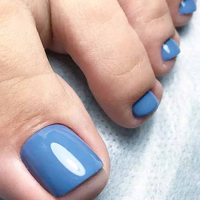 Blue pedicure (52 photos): design with varnish in a gentle white and blue color with rhinestones 17266_22