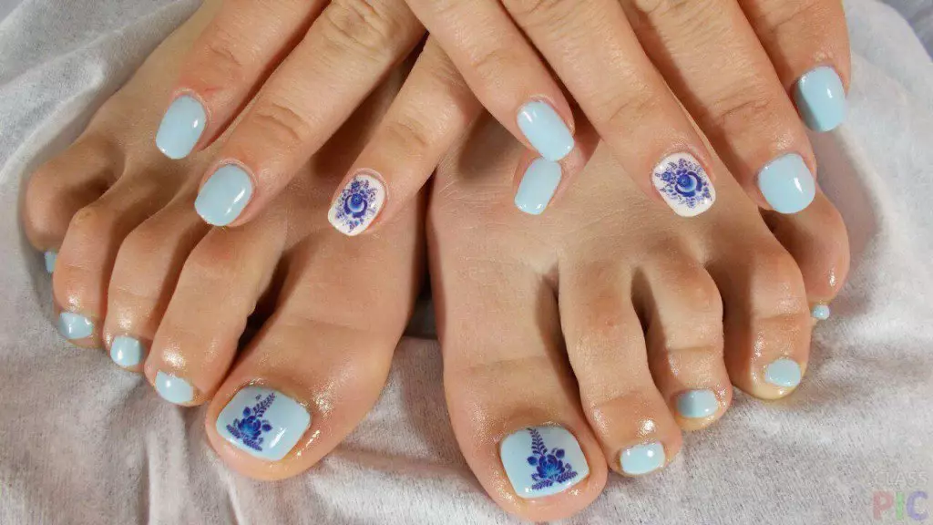 Blue pedicure (52 photos): design with varnish in a gentle white and blue color with rhinestones 17266_25