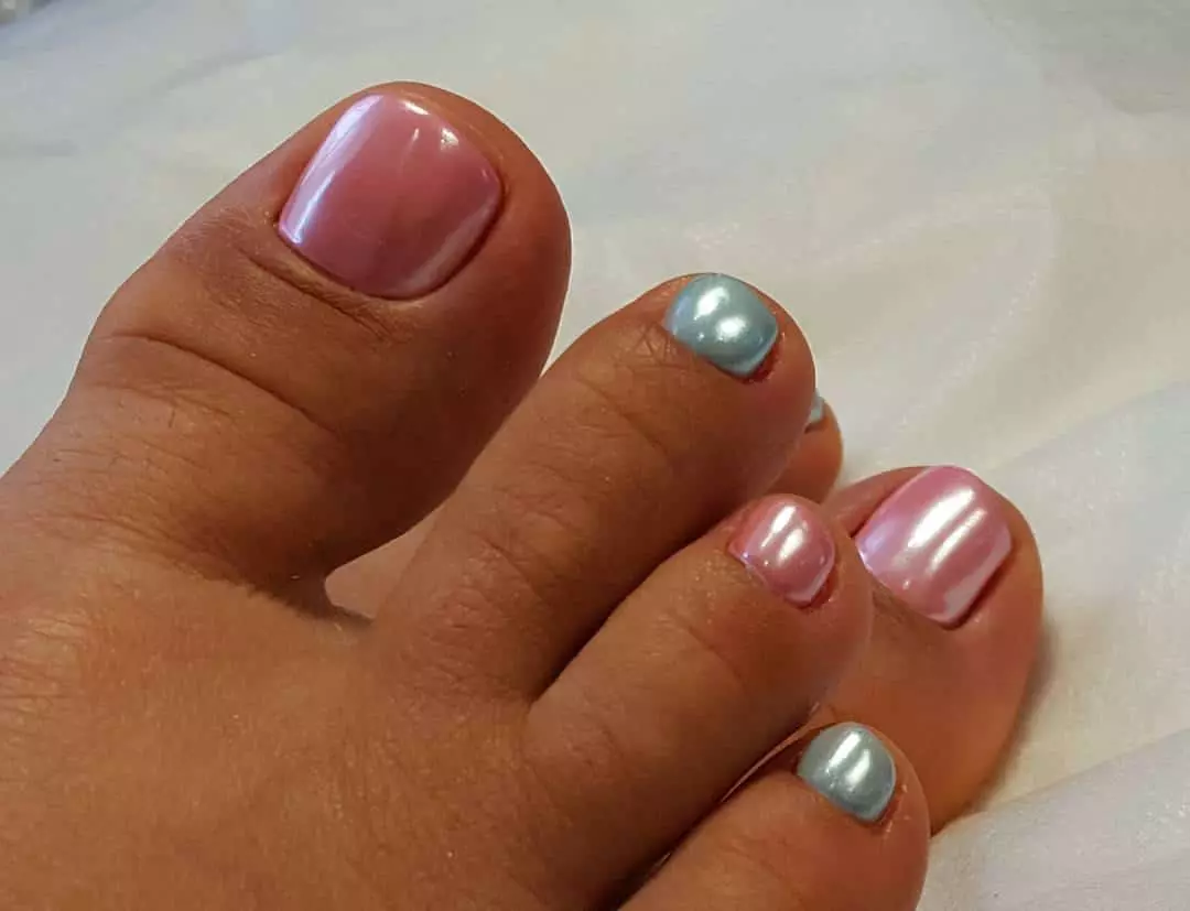 Blauwe pedicure (52 foto's): ontwerp met vernis in een zachte witte en blauwe kleur met steentjes 17266_27