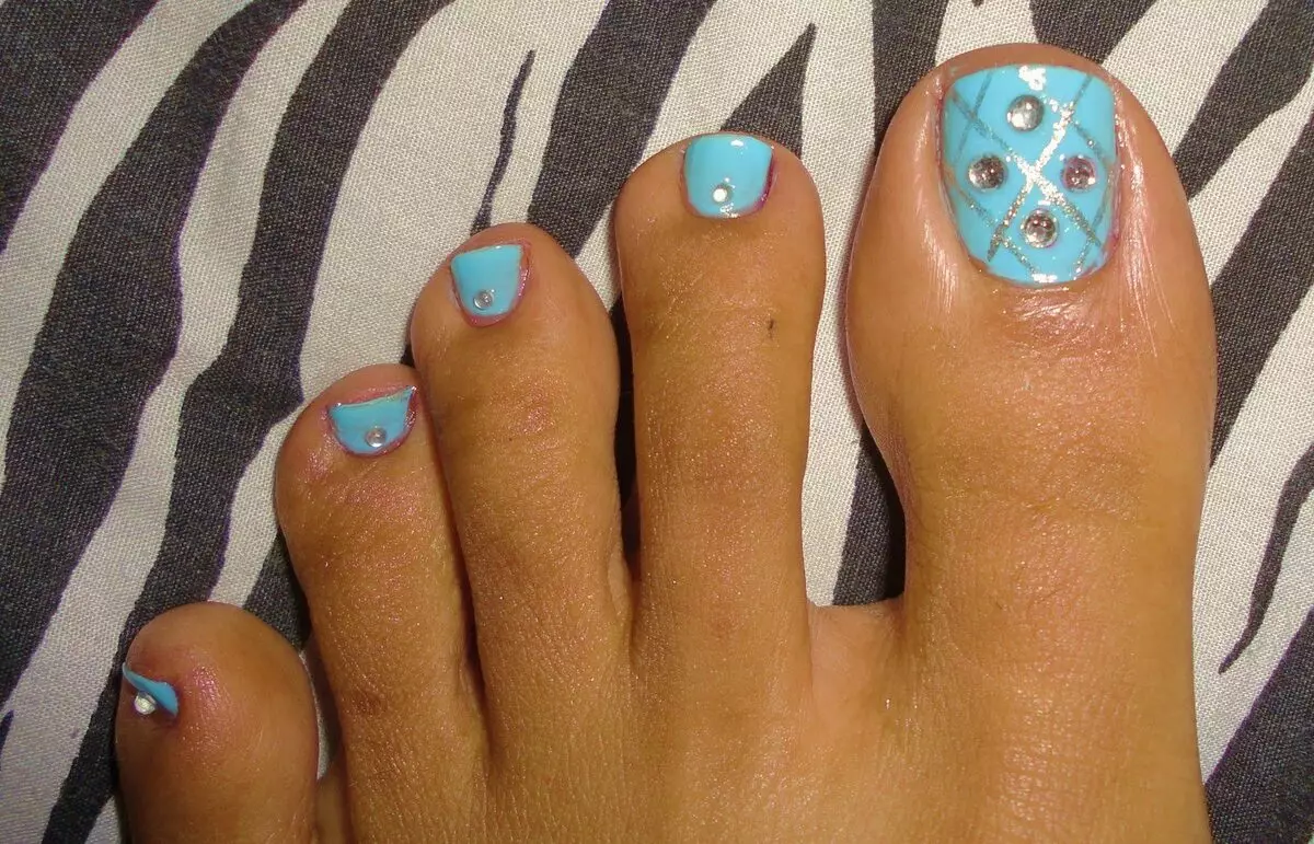 Blue pedicure (52 photos): design with varnish in a gentle white and blue color with rhinestones 17266_28