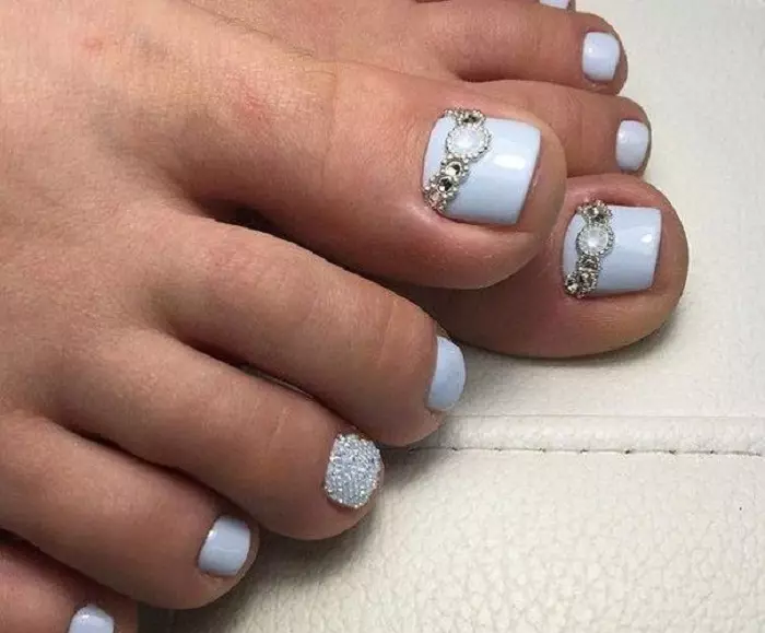 pedicure Blue (iifoto 52): uyilo kunye ivanishi ngombala gentle emhlophe eblowu rhinestones 17266_29