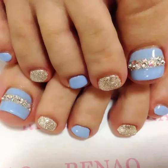 pedicure Blue (iifoto 52): uyilo kunye ivanishi ngombala gentle emhlophe eblowu rhinestones 17266_30