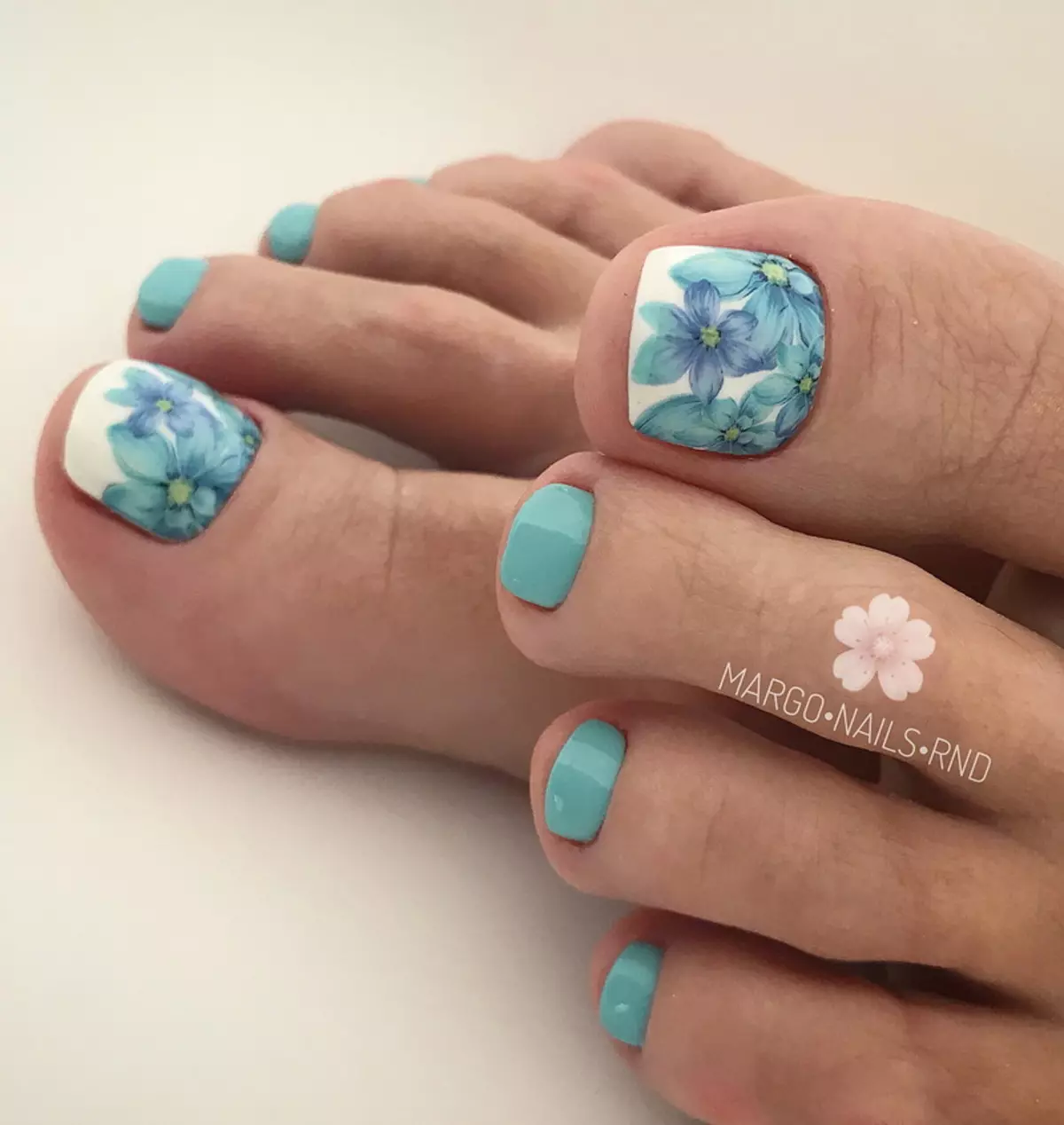 Blauwe pedicure (52 foto's): ontwerp met vernis in een zachte witte en blauwe kleur met steentjes 17266_31