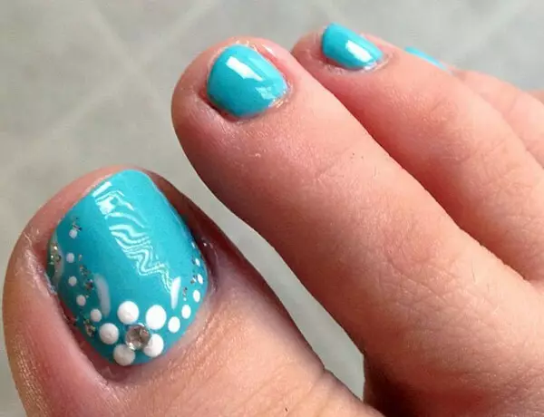 Blue pedicure (52 photos): design with varnish in a gentle white and blue color with rhinestones 17266_32