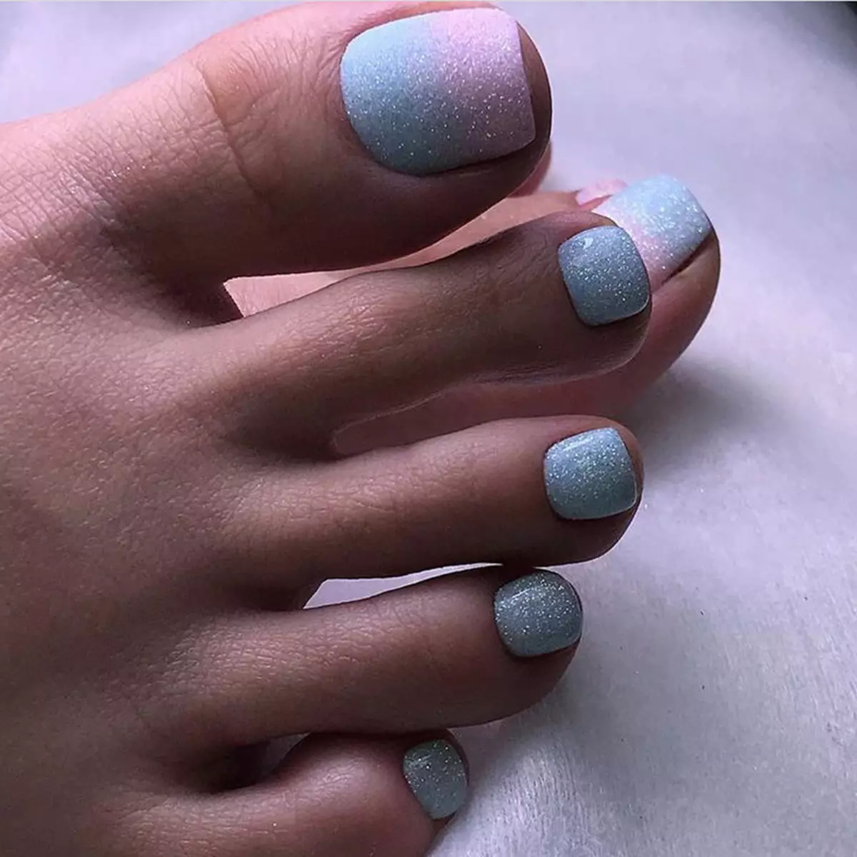 pedicure Blue (iifoto 52): uyilo kunye ivanishi ngombala gentle emhlophe eblowu rhinestones 17266_34