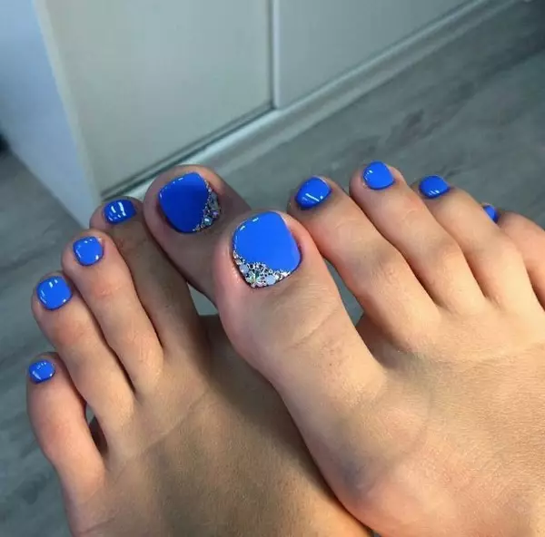 Blauwe pedicure (52 foto's): ontwerp met vernis in een zachte witte en blauwe kleur met steentjes 17266_36