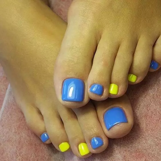 Blauwe pedicure (52 foto's): ontwerp met vernis in een zachte witte en blauwe kleur met steentjes 17266_43