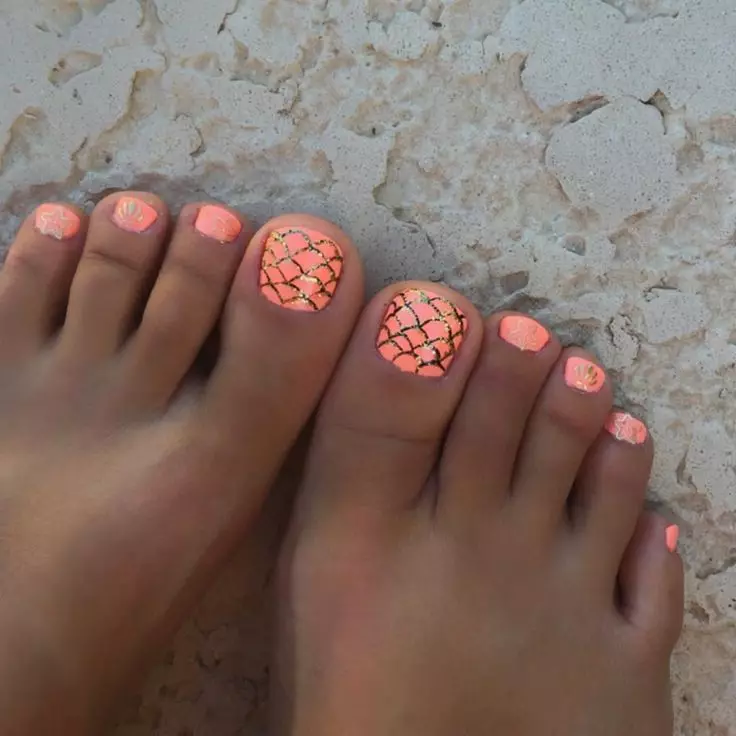 Pedichiură coral (22 fotografii): Coral Color Design Nail cu pietre 17271_7