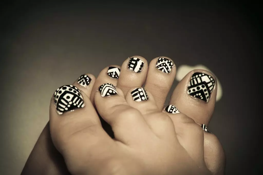 Pedicura en blanco y negro (29 fotos): Elija el diseño de uñas 17274_5
