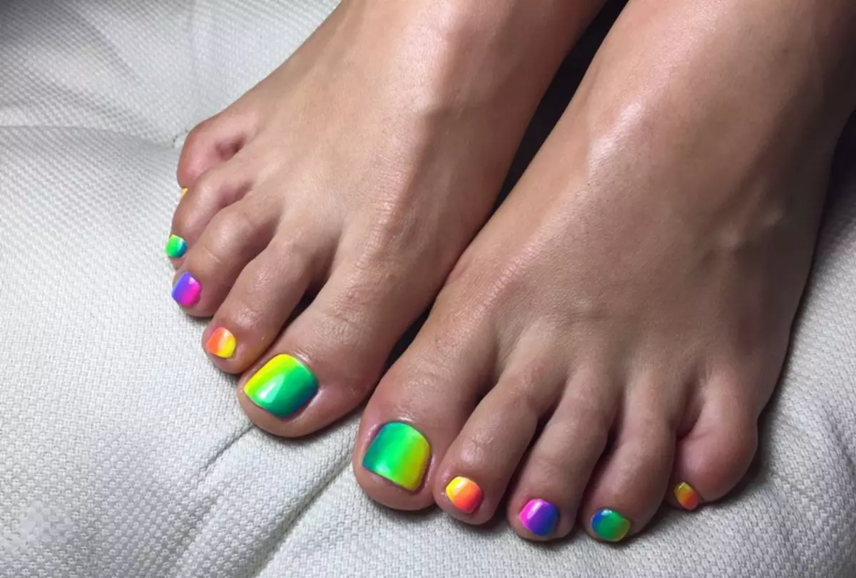 Многоцветен педикюр (48 снимки): цвят и двуцветен дизайн, опции с различни цветове и тяхната комбинация, дъгата върху ноктите на краката 17277_36