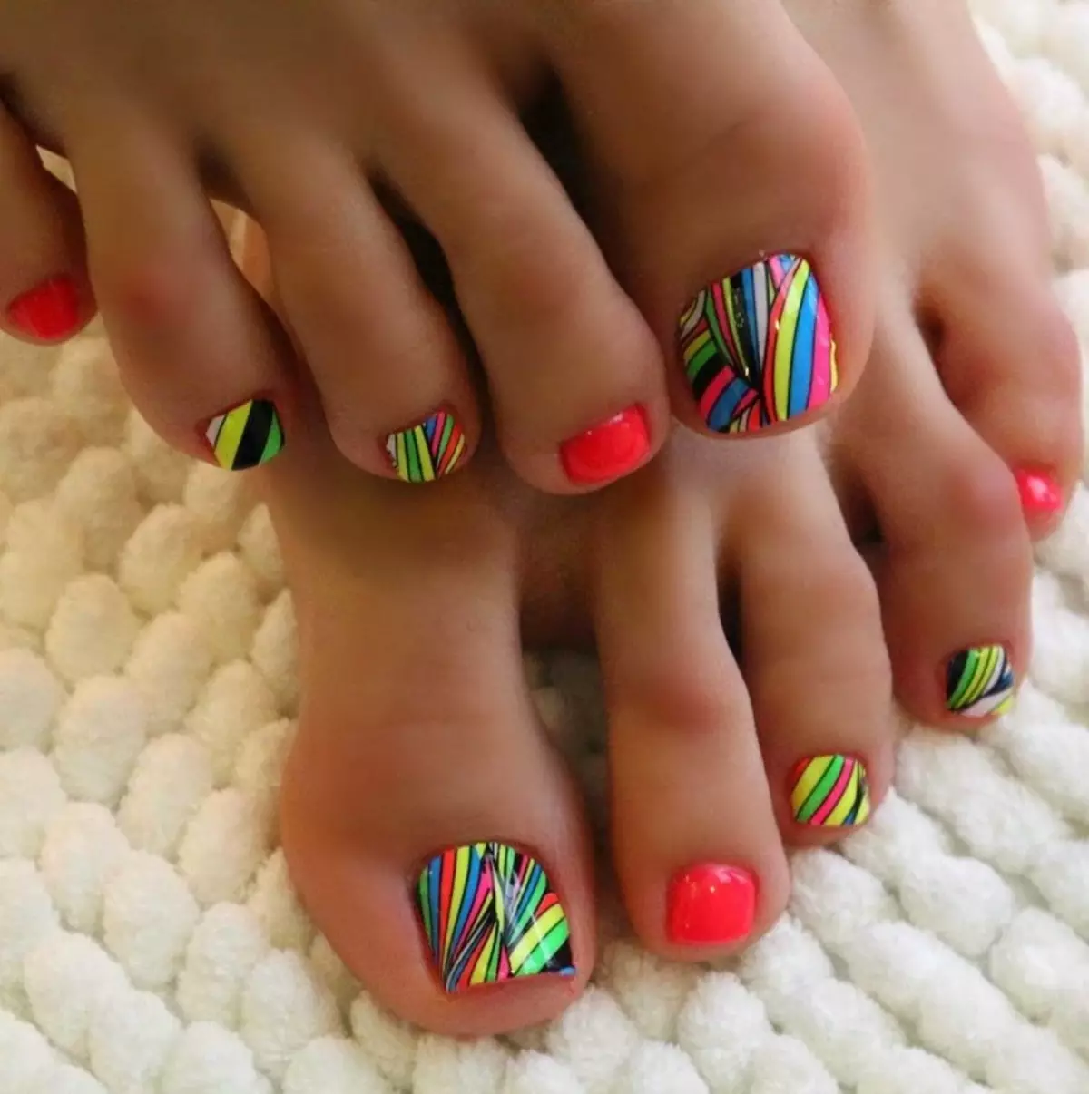 Flerfärgad pedikyr (48 bilder): färg och tvåfärgsdesign, alternativ med olika färger och deras kombination, regnbåge på naglarna på benen 17277_45
