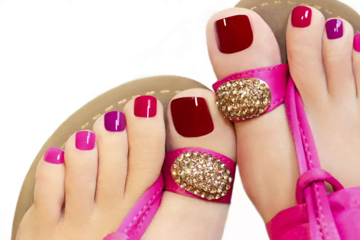 Pedicure Shellac (81 photos): design with nail coating on the legs. How much does it cost and how long does it hold? 17279_5