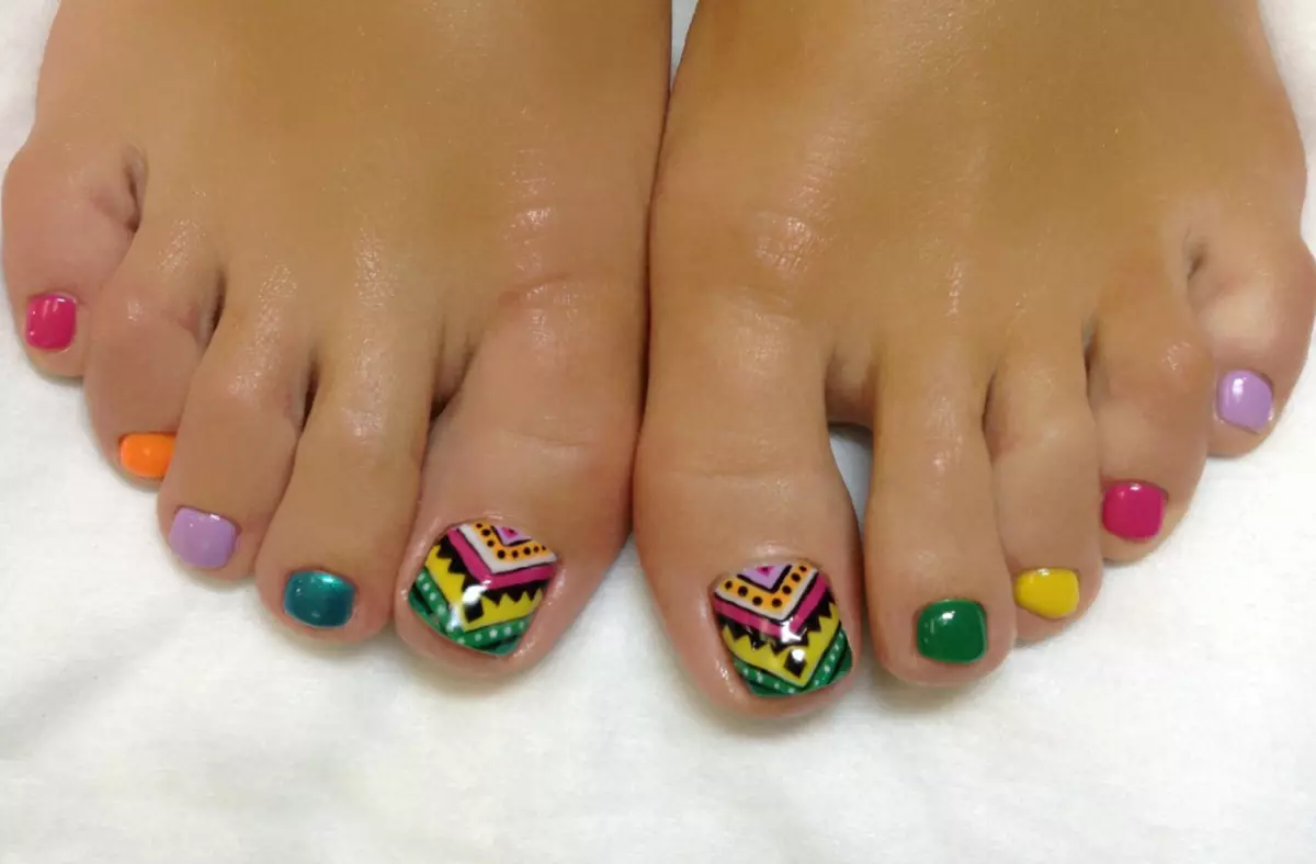 Pedicure Shellac (81 photos): design with nail coating on the legs. How much does it cost and how long does it hold? 17279_73