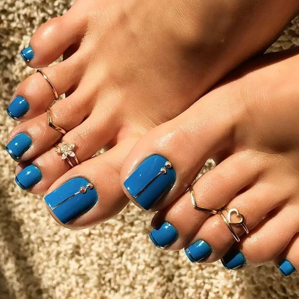 Pedicure Shellac (81 photos): design with nail coating on the legs. How much does it cost and how long does it hold? 17279_75