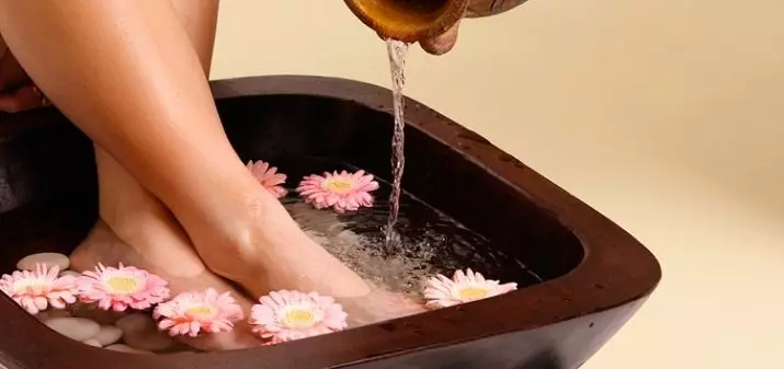 Зөөлөн pedicure (52 зураг): Ринестонуудтай пастелийн үзэсгэлэнт загвар 17280_12