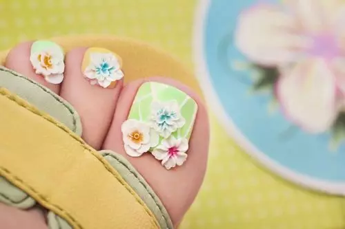 Зөөлөн pedicure (52 зураг): Ринестонуудтай пастелийн үзэсгэлэнт загвар 17280_31