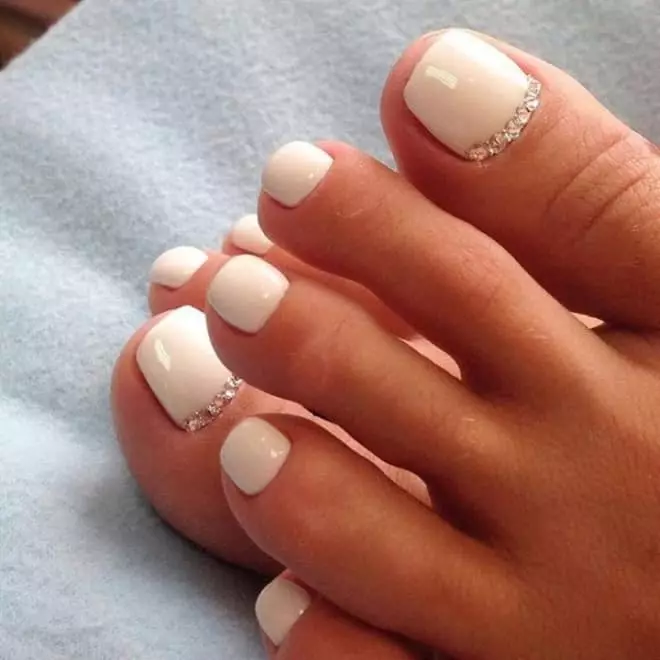 Gentle pedicure (52 mga larawan): Magagandang disenyo ng tag-init sa mga kulay ng pastel na may mga rhinestones 17280_33