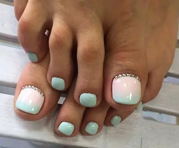 Gentle pedicure (52 mga larawan): Magagandang disenyo ng tag-init sa mga kulay ng pastel na may mga rhinestones 17280_45