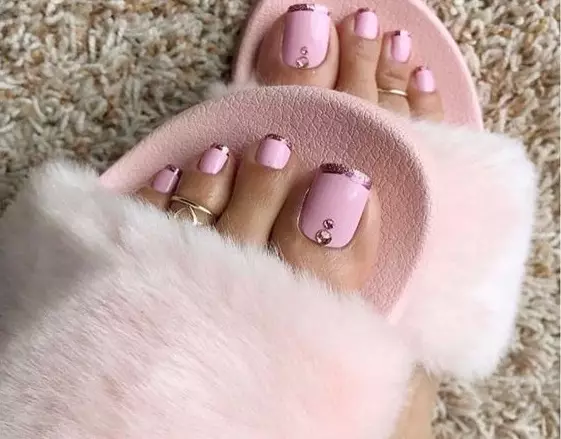 Зөөлөн pedicure (52 зураг): Ринестонуудтай пастелийн үзэсгэлэнт загвар 17280_47