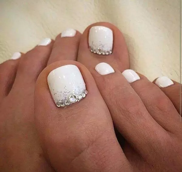 pedicura casament (55 fotos): disseny d'ungles per a les noces per a la núvia 17284_27