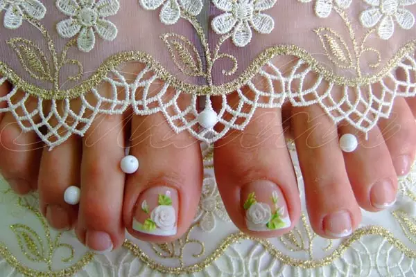 pedicura casament (55 fotos): disseny d'ungles per a les noces per a la núvia 17284_33