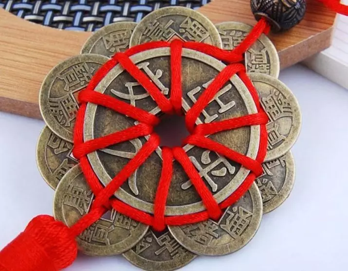 Kineski kovanice: Kako privući novac, vrijednost 6 novčiće na crvenom fetzui nit, odabrati talismana za sreću 17301_11