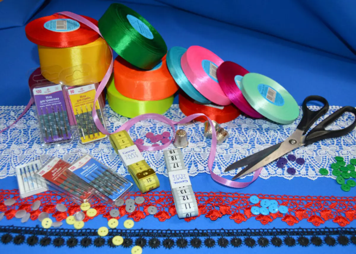 Sewing Supplies (79 foto's): gereedschappen en accessoires, materialen. Heeft u wasknijpers nodig voor handwerken? Hulpmiddelen voor het naaien van huid en patchwork naaien 17363_3