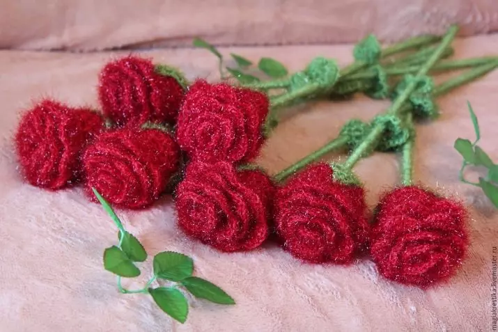 Bouquets of benang (29 poto): ti klub pikeun knitters. Kumaha anjeun damel karangan pikeun nini mundur? Pitunjuk pikeun nyiptakeun karangan salaku kado dina 8 Maret 17375_10