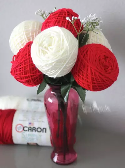 Bouquets ng sinulid (29 mga larawan): mula sa mga club para sa mga knitters. Paano ka gumawa ng palumpon para sa lola na hakbang-hakbang? Mga tagubilin para sa paglikha ng isang palumpon bilang regalo sa Marso 8 17375_12