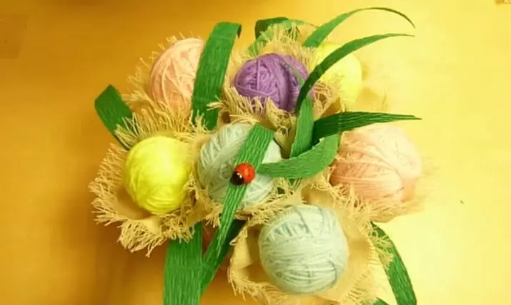 Ama-bouquets we-yarn (izithombe ezingama-29): kusuka kumakilabhu e-knitters. Ngabe wenza kanjani isimbali sogogo igxathu negxathu? Imiyalo yokwakha isixha njengesipho ngoMashi 8 17375_13