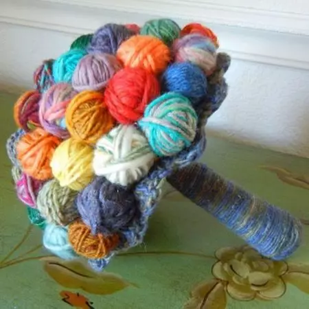 Bouquets of benang (29 poto): ti klub pikeun knitters. Kumaha anjeun damel karangan pikeun nini mundur? Pitunjuk pikeun nyiptakeun karangan salaku kado dina 8 Maret 17375_18