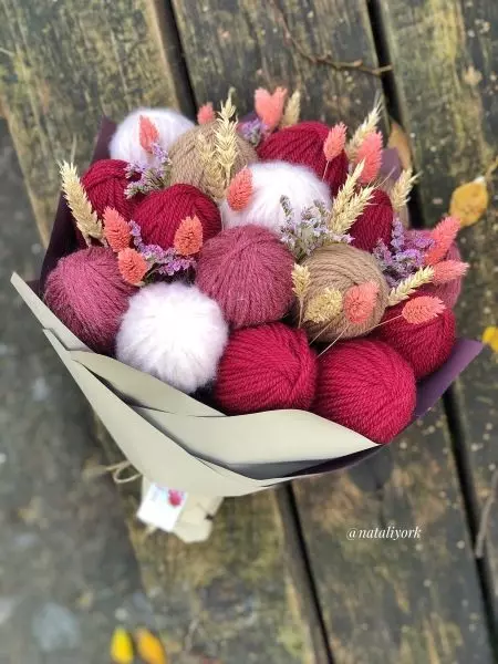 Bouquets of benang (29 poto): ti klub pikeun knitters. Kumaha anjeun damel karangan pikeun nini mundur? Pitunjuk pikeun nyiptakeun karangan salaku kado dina 8 Maret 17375_21