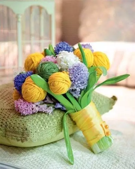 원사의 꽃다발 (29 사진) : knitters 클럽에서. 할머니를위한 꽃다발을 어떻게 만드는가? 3 월 8 일에 선물로 꽃다발을 만드는 지침 17375_24