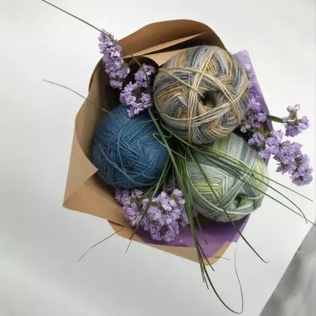 Bouquets of benang (29 poto): ti klub pikeun knitters. Kumaha anjeun damel karangan pikeun nini mundur? Pitunjuk pikeun nyiptakeun karangan salaku kado dina 8 Maret 17375_25