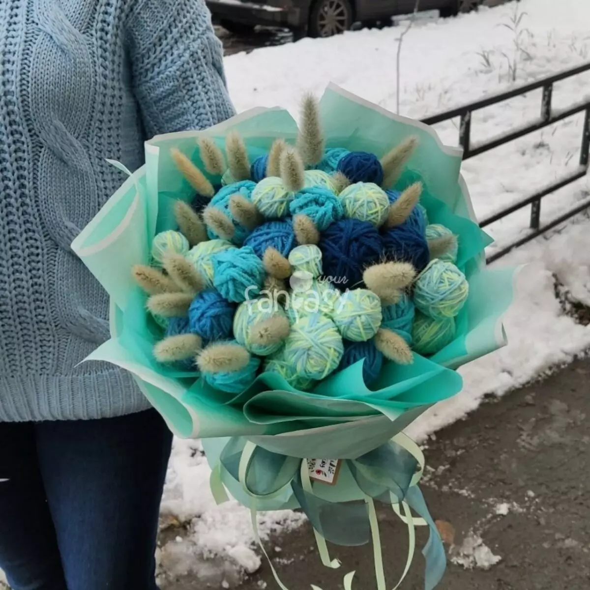 Bouquets ng sinulid (29 mga larawan): mula sa mga club para sa mga knitters. Paano ka gumawa ng palumpon para sa lola na hakbang-hakbang? Mga tagubilin para sa paglikha ng isang palumpon bilang regalo sa Marso 8 17375_26