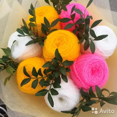 Bouquets of benang (29 poto): ti klub pikeun knitters. Kumaha anjeun damel karangan pikeun nini mundur? Pitunjuk pikeun nyiptakeun karangan salaku kado dina 8 Maret 17375_29