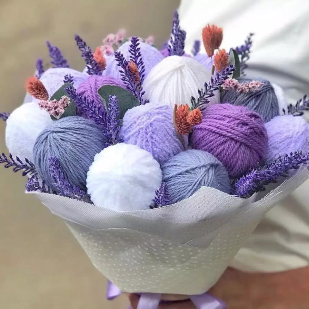 Bouquets of benang (29 poto): ti klub pikeun knitters. Kumaha anjeun damel karangan pikeun nini mundur? Pitunjuk pikeun nyiptakeun karangan salaku kado dina 8 Maret 17375_3