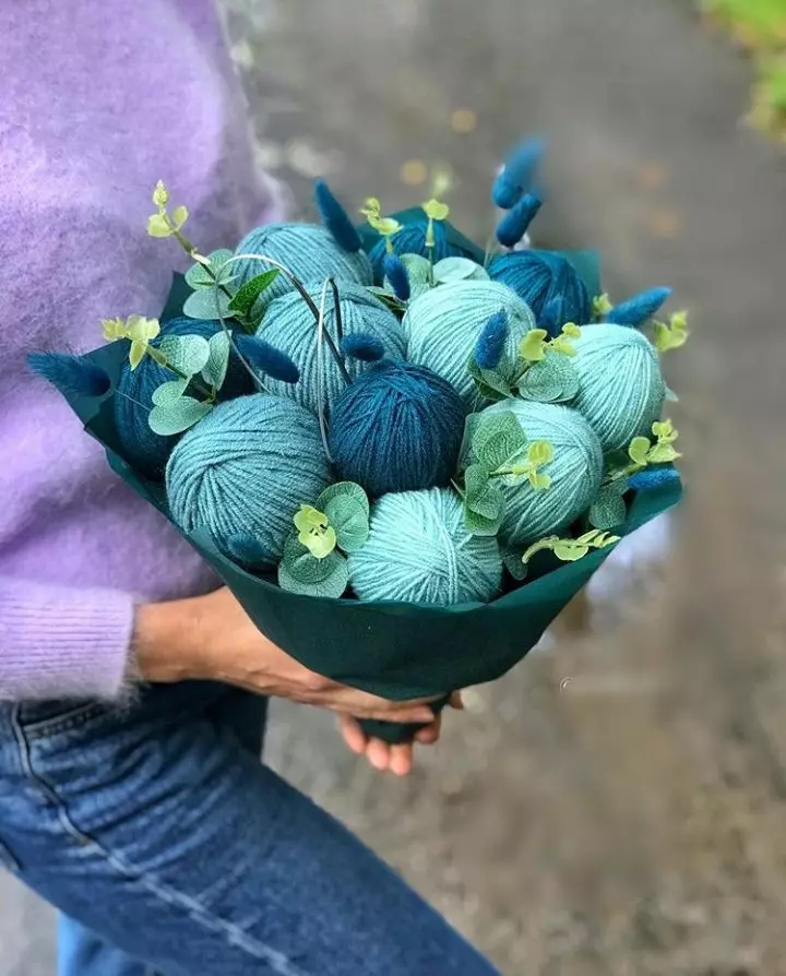 원사의 꽃다발 (29 사진) : knitters 클럽에서. 할머니를위한 꽃다발을 어떻게 만드는가? 3 월 8 일에 선물로 꽃다발을 만드는 지침 17375_4
