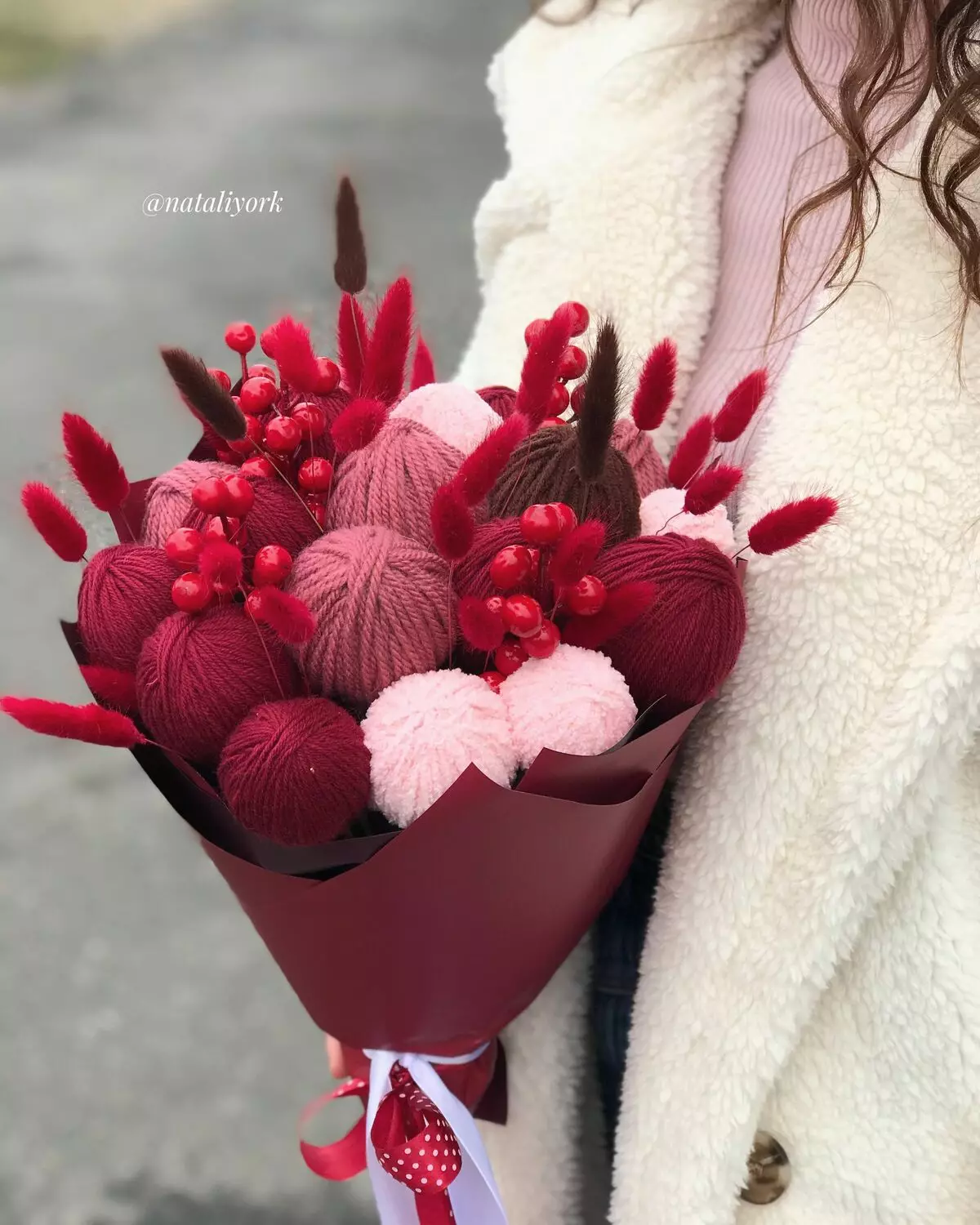 Bouquets ntawm xov paj (29 daim duab): los ntawm cov koom haum rau knitters. Yuav ua li cas koj ua bouquet rau pog kauj ruam los ntawm kauj ruam? Cov lus qhia rau kev tsim pob paj nruag ua khoom plig rau Lub Peb Hlis 8 17375_5